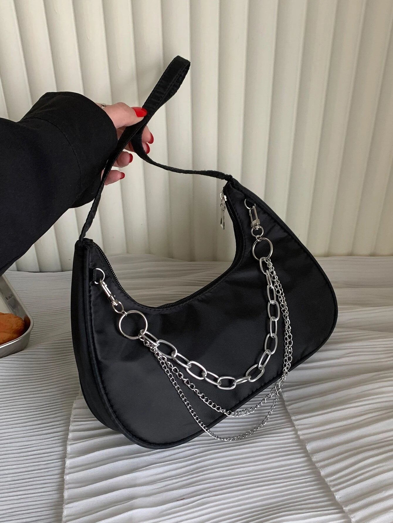 Cartera tipo baguete redondeada con cadena
