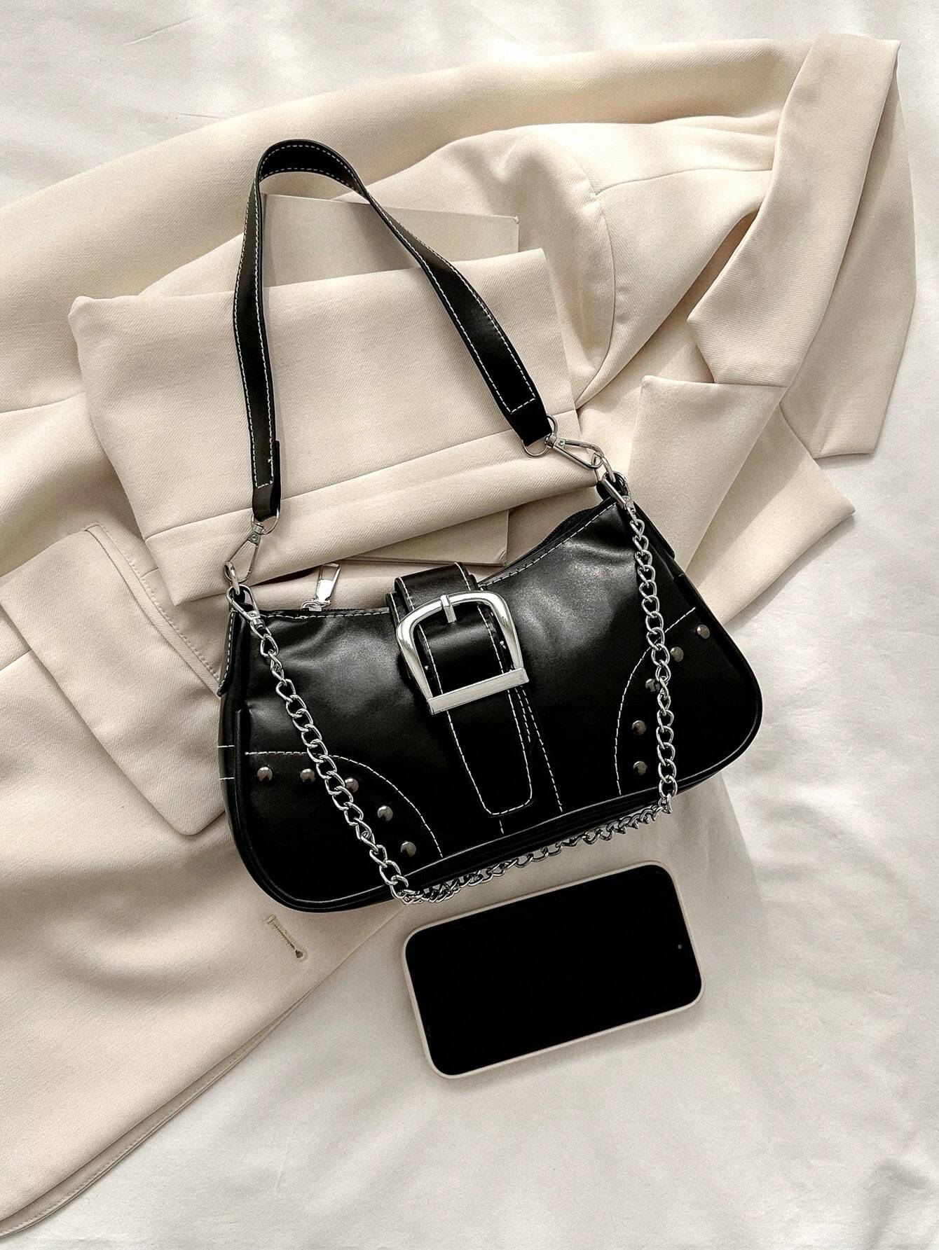 Cartera con hebilla y cadena