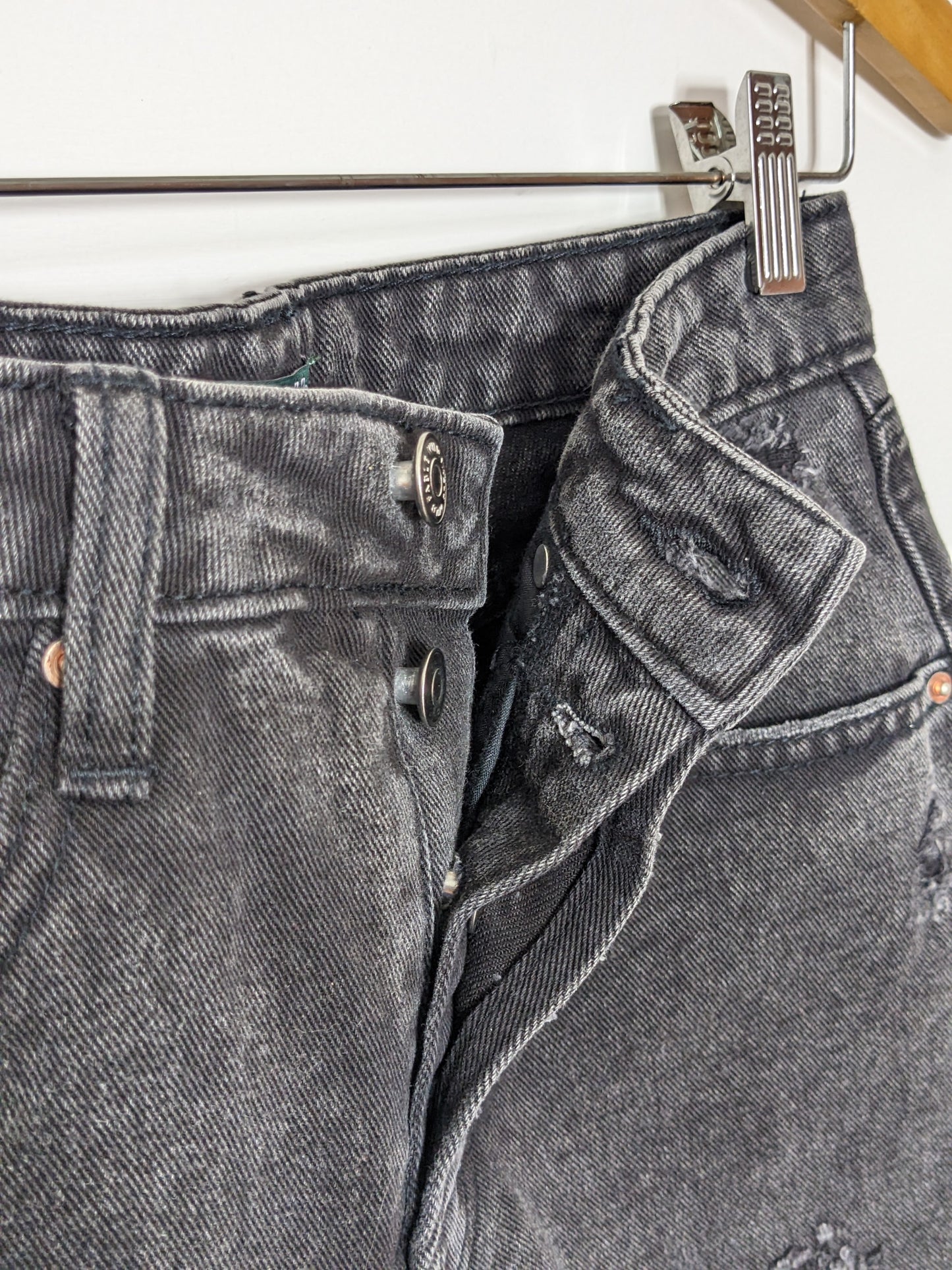 Short Corto "Sofi" Denim Prelavado y Roto