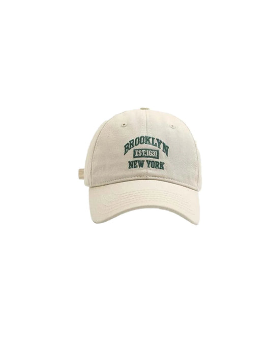 Gorra de beisbol con letras bordadas