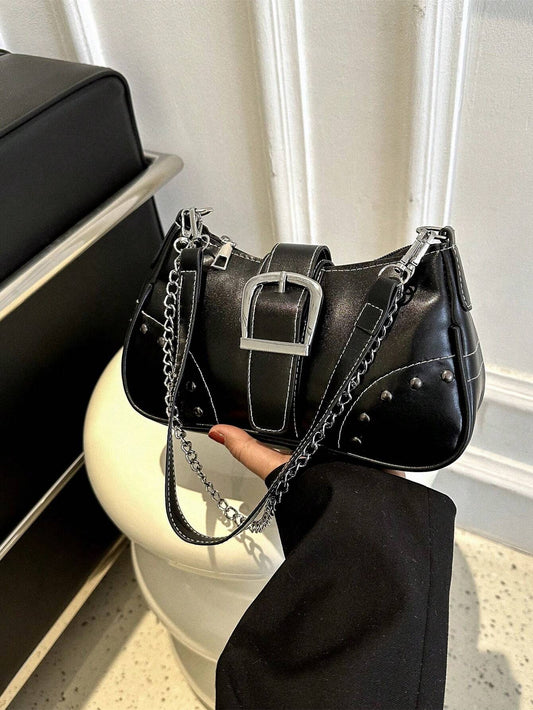 Cartera con hebilla y cadena
